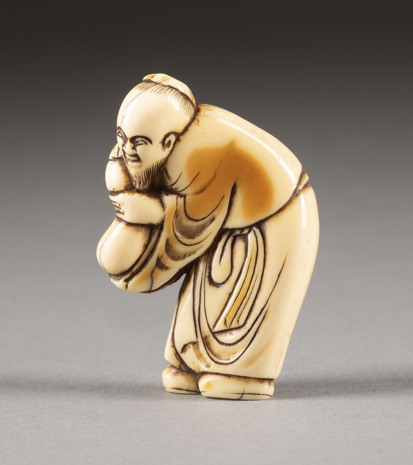 132: ASIAN ART | EIN FEINES GESCHNITZTES NETSUKE EINES