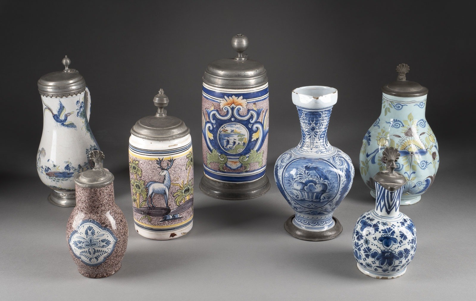 137: KUNST & ANTIQUITÄTEN | SCHMUCK | SAMMLUNG VON SIEBEN FAYENCE-KRÜGEN