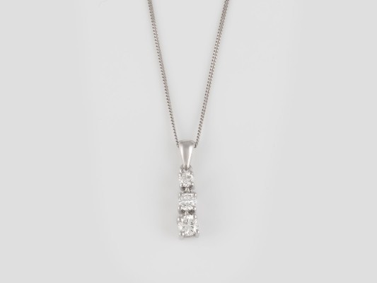 Auktion <br>ANHÄNGER MIT KETTE