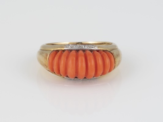 Bild KORALL-RING MIT DIAMANTBESATZ