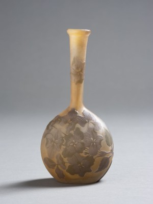 Auktion <br>KLEINE VASE MIT HORTENSIEN