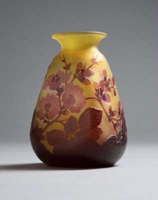 Auction <br>VASE MIT APFELBLÜTEN