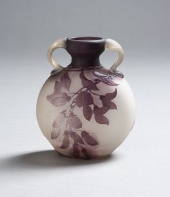 Auktion <br>KLEINE HENKELVASE MIT GLYZINIEN