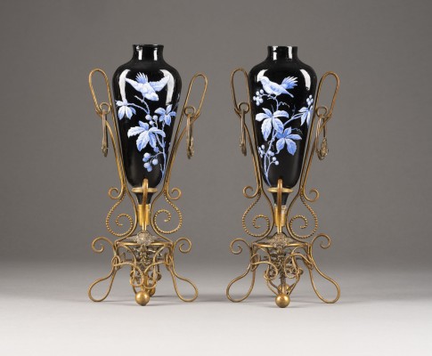 Auction <br>PAAR VASEN MIT VOGEL-DEKOR