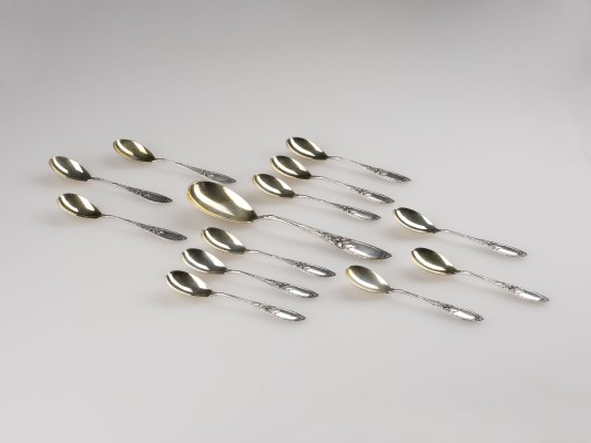 Auktion <br>ZWÖLF KLEINE UND EIN GROSSER JUGENDSTIL-LÖFFEL