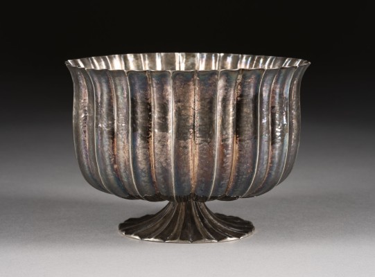 Auktion <br>GROSSE SILBERTAZZA MIT OVAOIDER KUPPA UND AUSSCHWINGENDEN STANDFÜSSEN DER WIENER WERKSTÄTTEN