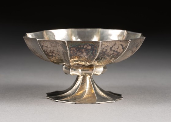 Auktion <br>FLACHE TAZZA (SALZFASS) MIT KREISRUNDER KUPPA UND AUSSCHWINGENDEM STANDFUSS DER WIENER WERKSTÄTTEN