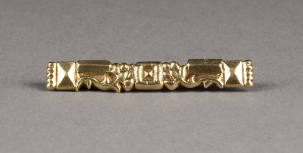 Auktion <br>KLEINE GOLDBROSCHE MIT GEOMETRISCH-ORNAMENTALEM DEKOR