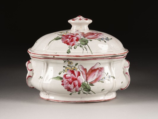 Auktion <br>KLEINE DECKELTERRINE MIT BLUMENMALEREI