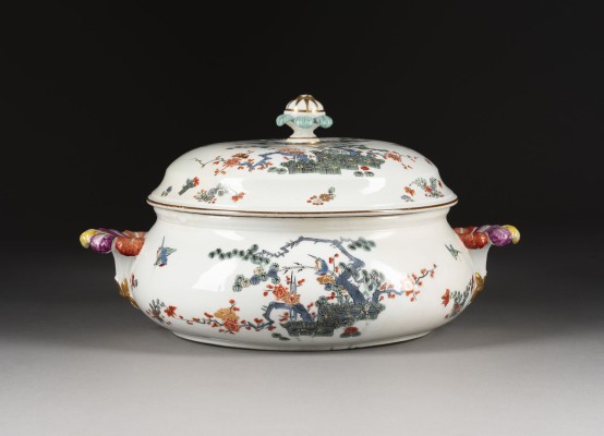 Auction <br>DECKELTERRINE MIT KAKIEMON-DEKOR 'DREI FREUNDE'