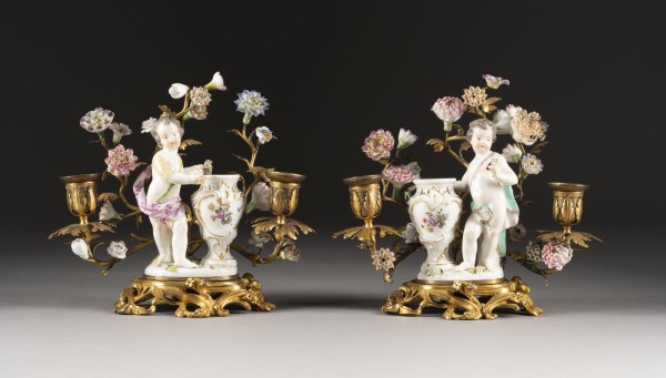 Auction <br>PAAR ZWEIFLAMMIGE TISCHLEUCHTER MIT AMORETTEN