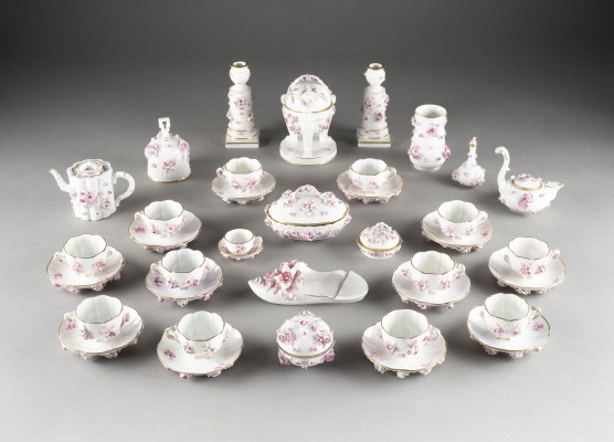 Auction <br>38-TEILIGES TEESERVICE MIT APPLIZIERTEN BLUMEN