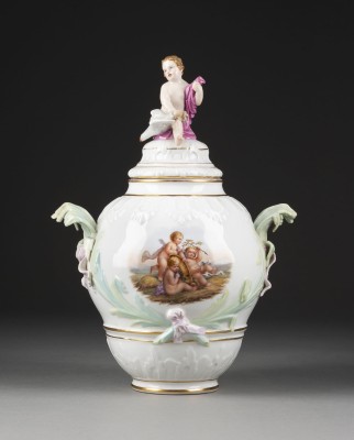 Picture PRUNKVOLLE DECKELVASE MIT PUTTI-DARSTELLUNGEN