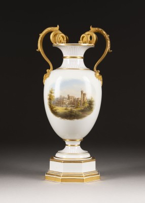Auction <br>BEDEUTENDE URBINO-VASE MIT ANSICHT AUF SCHLOSS BABELSBERG