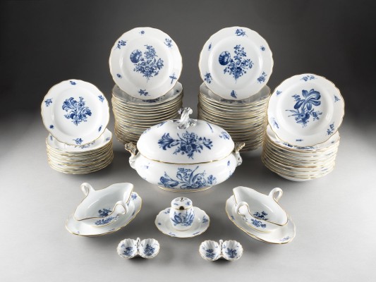 Auktion <br>86-TEILIGES SPEISESERVICE 'BLAUE BLUME'