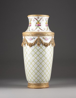 Picture GROSSE VASE IM SÈVRES-STIL MIT BLUMENFESTONS