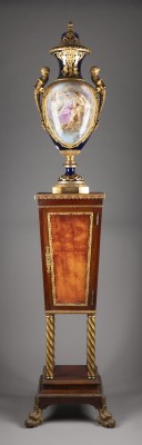 Auktion <br>GROSSE SIGNIERTE VASE IM SÈVRES-STIL MIT VITRINE