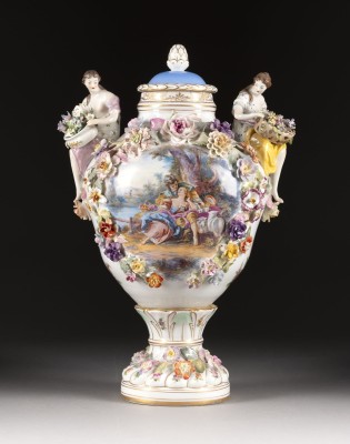 Auction <br>GROSSE PRUNKVASE MIT LIEBESPAAR