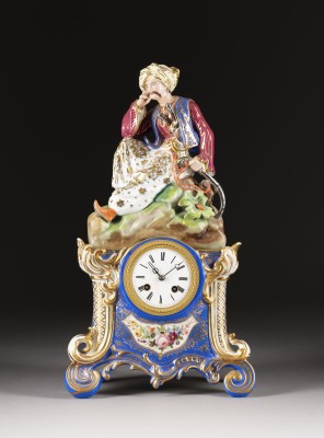 Auction <br>FIGÜRLICHE TISCHUHR MIT TÜRKE