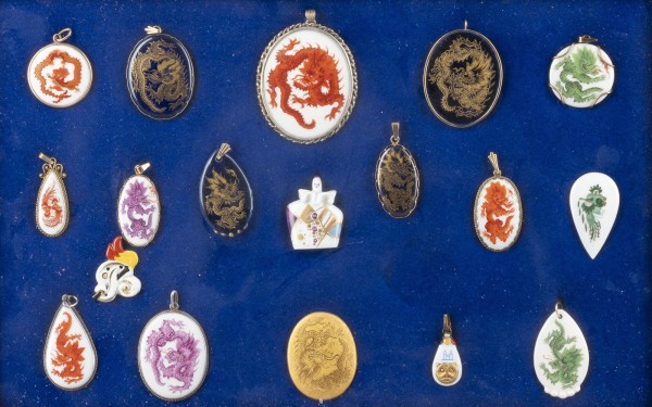 Picture SAMMLUNG VON 18 ANHÄNGERN IM KASTEN