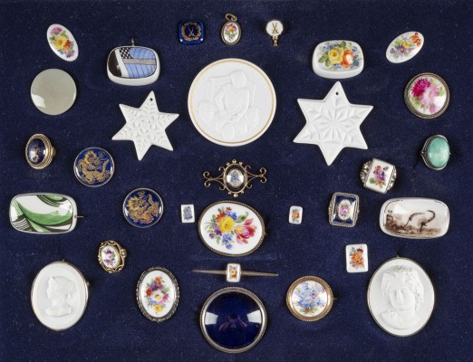 Picture SAMMLUNG VON 32 SCHMUCKTEILEN IM KASTEN