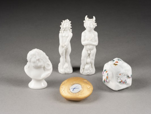 Picture DREI MINIATUR-FIGUREN UND ZWEI ZIEROBJEKTE