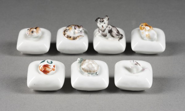 Picture SAMMLUNG VON SIEBEN TIERFIGUREN AUF KISSEN