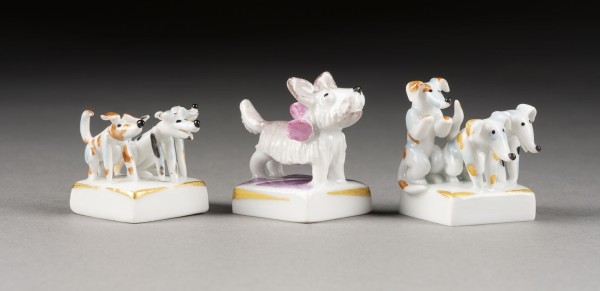 Bild DREI MINIATUR-HUNDEFIGUREN