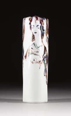 Auktion <br>VASE MIT FRAUENGESTALTEN