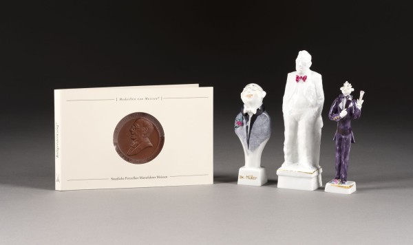Bild DREI FIGUREN UND GEDENKMEDAILLE 'DR. MÜLLER'