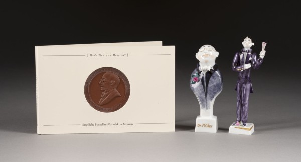 Picture ZWEI MINIATURFIGUREN UND GEDENKMEDAILLE 'DR. MULLER'