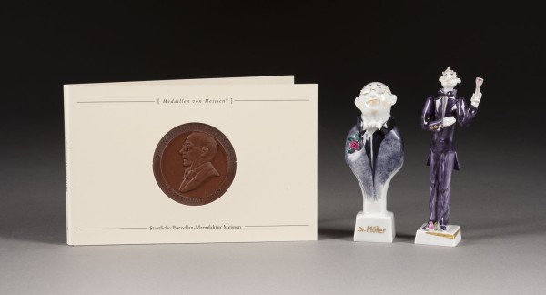 Bild ZWEI MINIATURFIGUREN UND GEDENKMEDAILLE 'DR. MULLER'