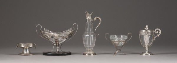 Auktion <br>SAMMLUNG VON VIER GEWÜRZ-SCHÄLCHEN UND KARAFFE