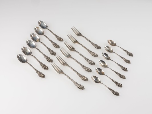 Bild ZWÖLF KLEINE LÖFFEL UND SECHS KLEINE GABELN IN ETUIS