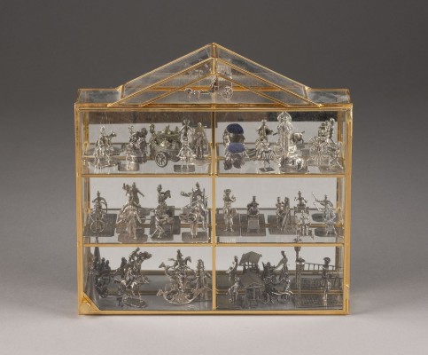 Picture SAMMLUNG VON 35 MINIATUR-FIGURENGRUPPEN UND EINEM LÖSCHKEGEL IM SCHAUKASTEN