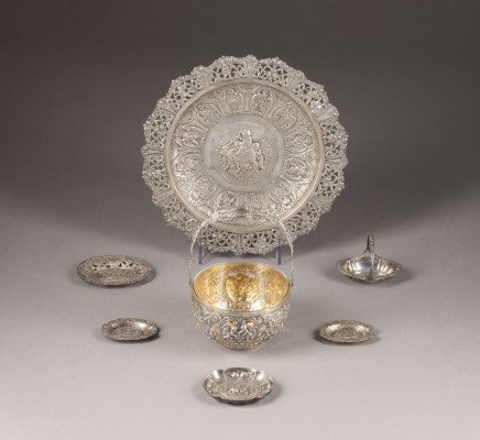 Bild DURCHBRUCHSCHALE, HENKELSCHALE MIT GLASEINSATZ UND FÜNF KLEINE SCHÄLCHEN