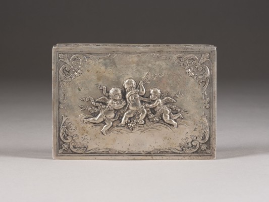 Auktion <br>SILBERDOSE MIT PUTTI