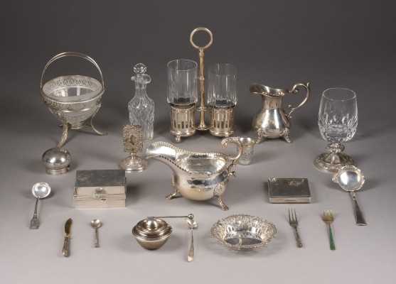 Bild 19 SILBEROBJEKTE, GLAS UND KLEINE KARAFFE