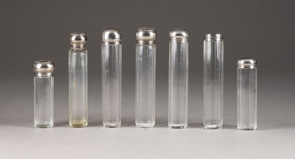 Picture SAMMLUNG VON SIEBEN FLAKONS MIT SILBER-MONTIERUNG