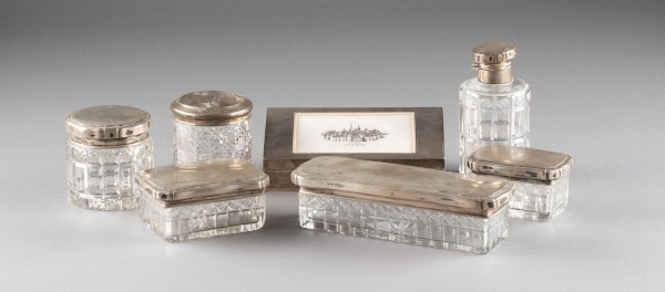 Picture SECHS GLASBEHÄLTER MIT SILBERDECKELN UND EINE SCHATULLE MIT STADTANSICHT