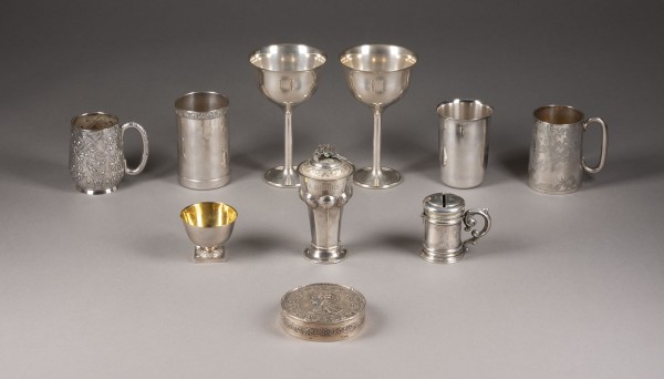 Picture SIEBEN BECHER, DECKELDOSE, KLEINE FUSSSCHALE MIT DECKEL UND TZEDAKAH-BECHER