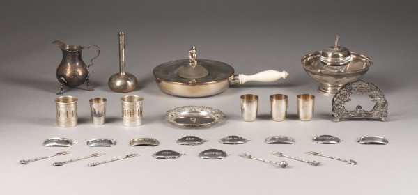 Bild 28-TEILIGES KONVOLUT: DECKEL-PFANNE, MARMELADEN-SCHALE, SAHNEGIEßER, VASE, UNTERSETZER, SERVIETTENHALTER, SECHS SNACK-GABELN UND ZEHN FLASCHEN-SCHILDER