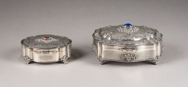 Picture ZWEI DECKELDOSEN MIT CABOCHONS