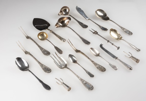 Auktion <br>SAMMLUNG VON 30 BESTECKTEILEN