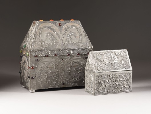 Auction <br>ZWEI SCHATULLEN IN SCHREIN-FORM