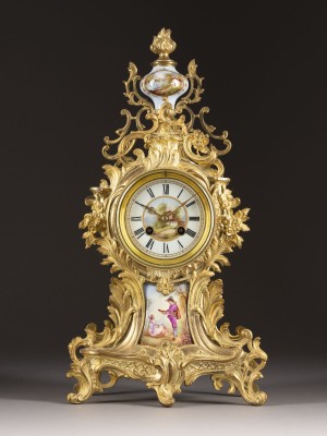 Auction <br>KAMINUHR MIT GALANTER MALEREI