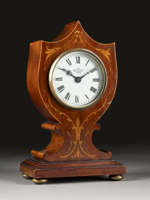 Auktion <br>EDWARDIANISCHE TISCHUHR