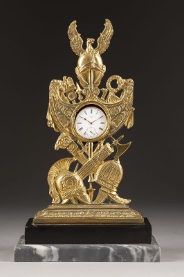 Auktion <br>HISTORISTISCHER TASCHENUHRHALTER MIT TASCHENUHR