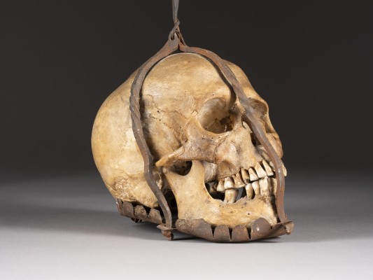 Auktion <br>MEMENTO-MORI-TOTENSCHÄDEL