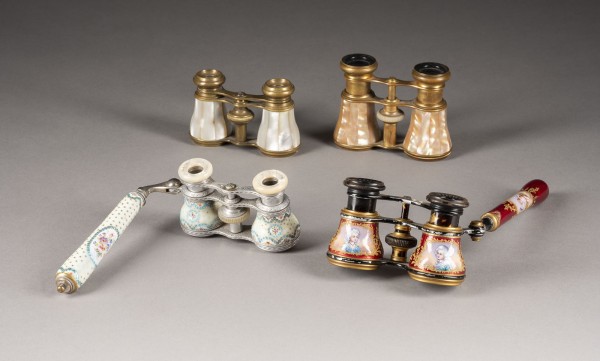 Auction <br>VIER OPERNGLÄSER